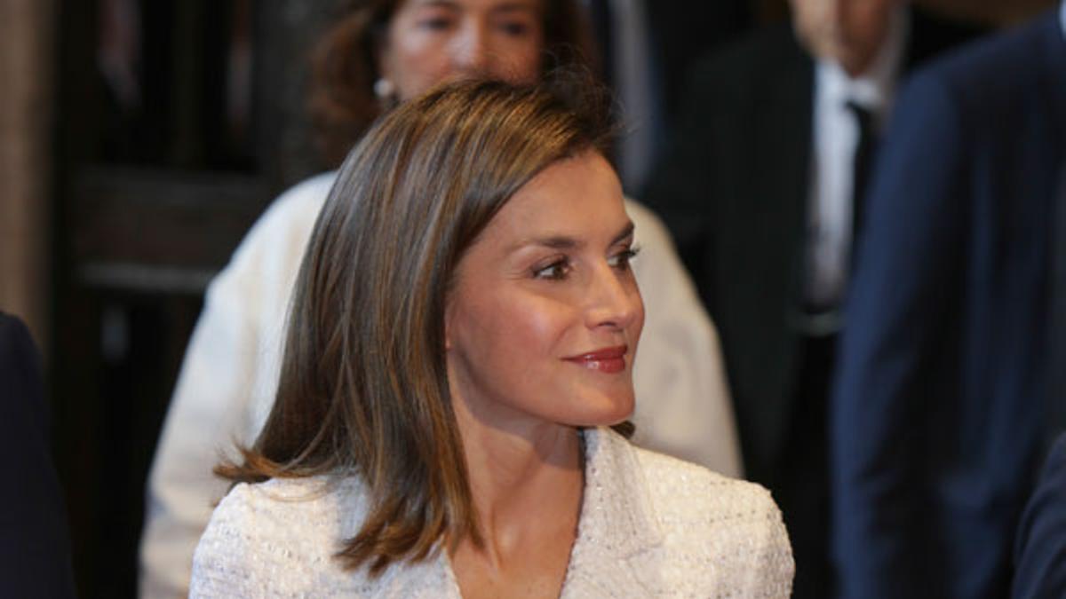 Letizia Ortiz con vestido de tweed blanco y de Felipe Varela y accesorios metalizados