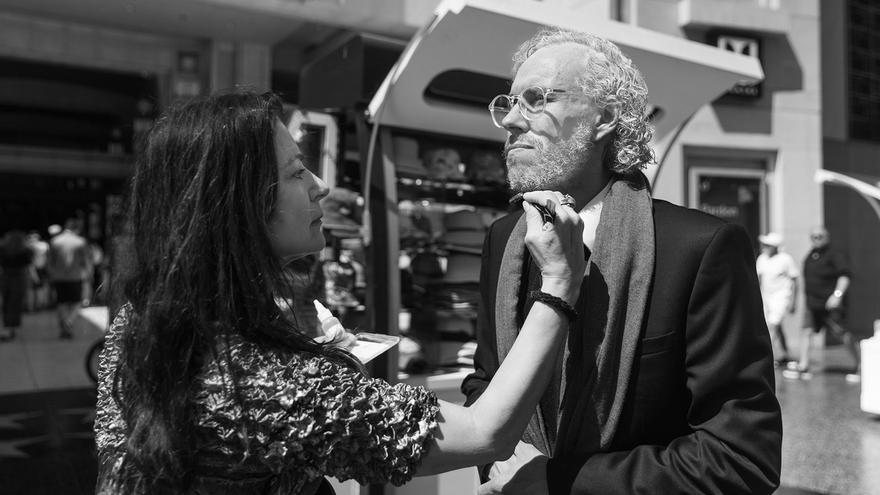 El actor valenciano Manu Badenes con la maquilladora Ana Lozano en Los Ángeles.