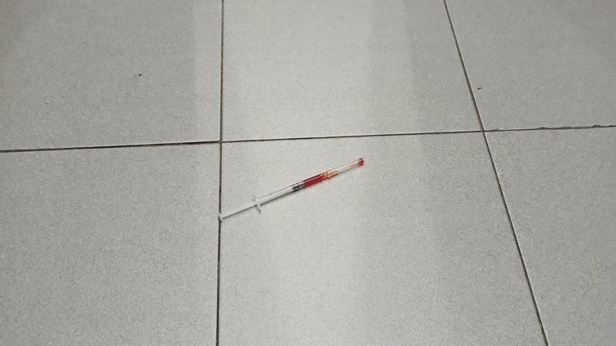 Aparece una jeringuilla usada en un ascensor de un bloque de viviendas públicas de Moreda en el que los vecinos denuncian que hay un "narcopiso": "Estamos hartos, aquí viven niños pequeños"