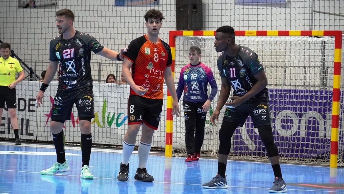 Javi García y Rubén Ledi defienden a Álvaro Martín.