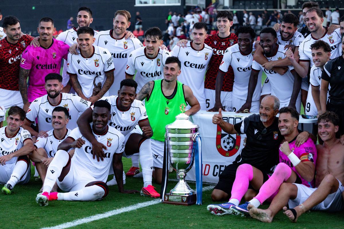 Foto del AD Ceuta 2-1 Málaga CF, cuarto amistoso esta pretemporada, en el que los locales se llevaron el Trofeo ‘Ciudad de Ceuta’. Primera derrota malaguista en esta preparación para la vuelta a Primera.