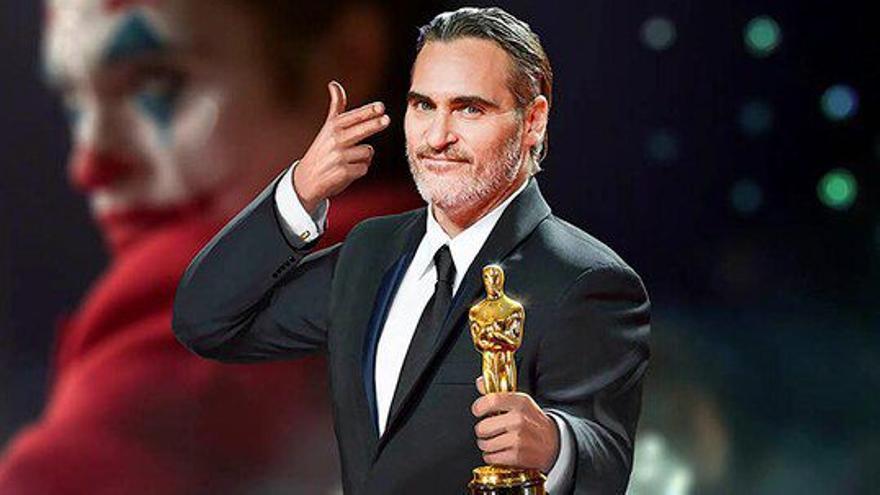 Joaquin Phoenix con el Oscar que ganó este año.