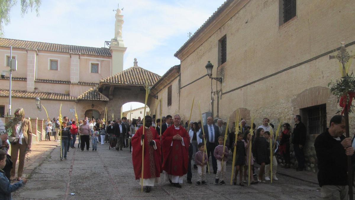 Salida de la procesión desde el santuario del Patrón hasta la iglesia de San Miguel.