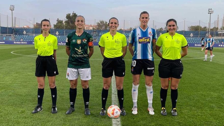 Las capitanas de Cacereño Femenino y Espanyol junto al trío arbitral.