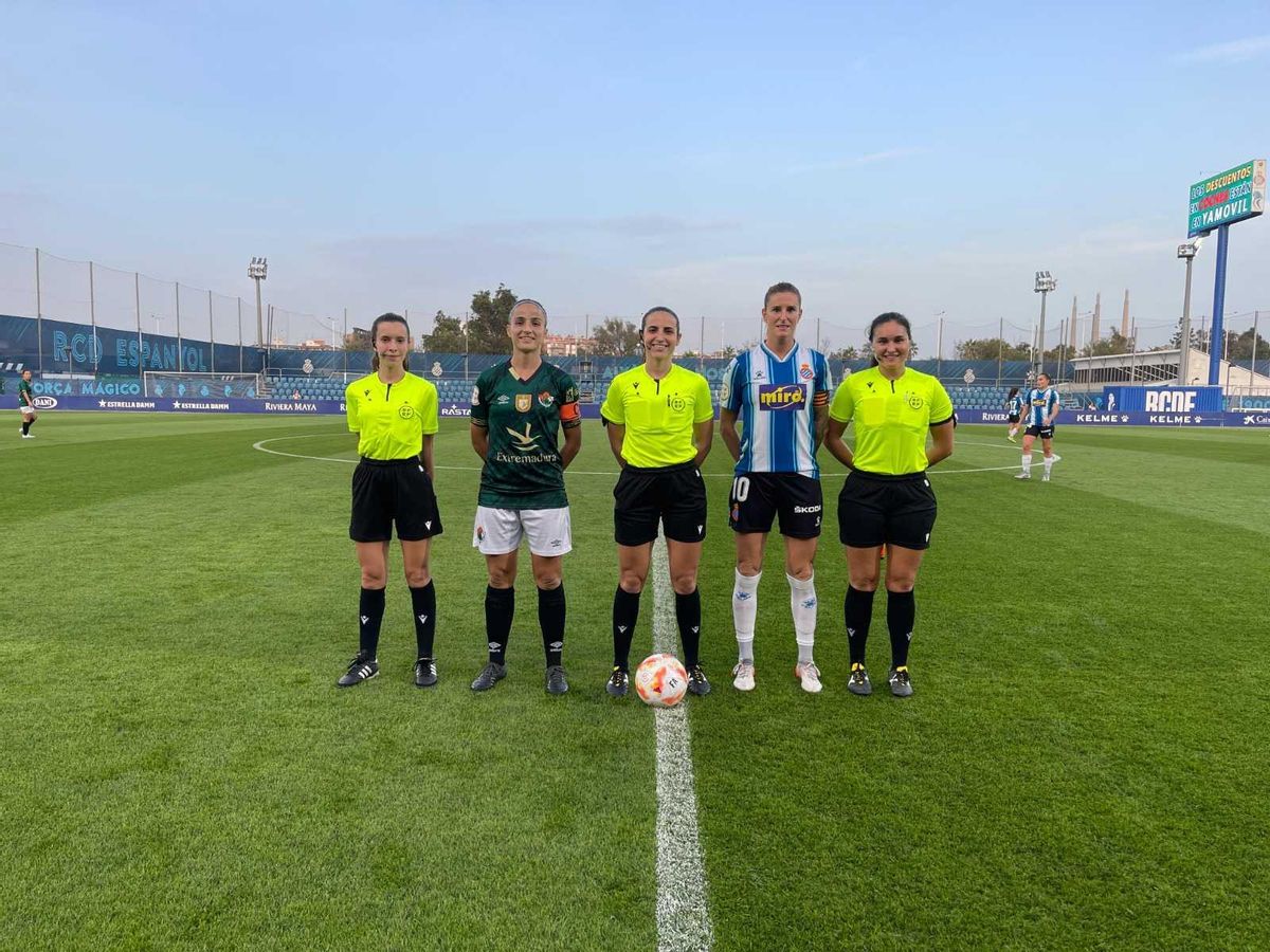 Las capitanas de Cacereño Femenino y Espanyol junto al trío arbitral.