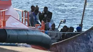 Canarias estrena el año 2024 con la llegada de cinco barcazas con 256 migrantes