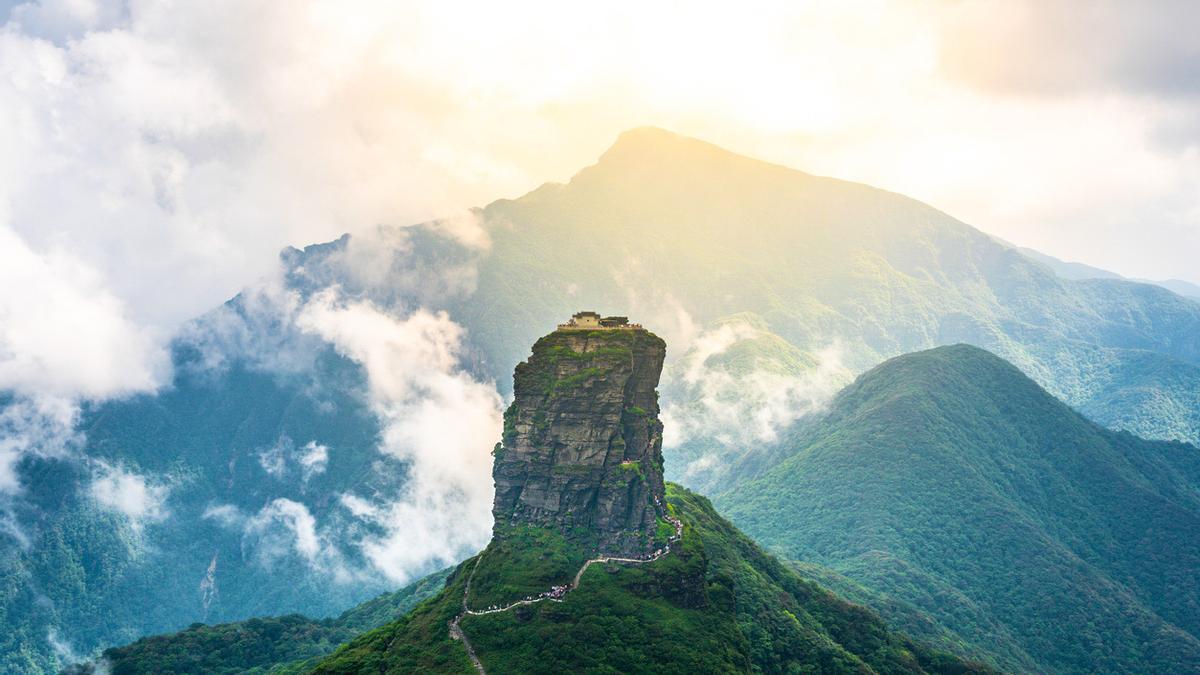 Más de 9.000 escalones para rozar el cielo: el templo más espectacular de China