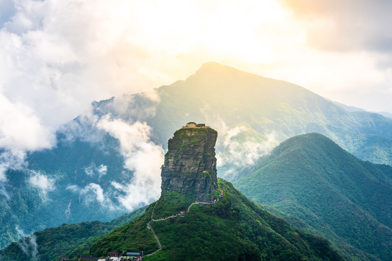 Los templos más impactantes de China están sobre una gran montaña.