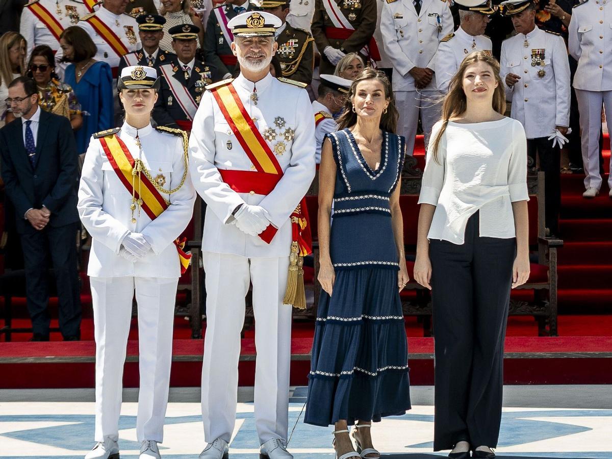 La Princesa Leonor, los Reyes y la infanta Sofía, durante el juramento o promesa ante la bandera y el acto de entrega de Reales Despachos a los nuevos oficiales de la Armada, en la Escuela Naval de Marín (Pontevedra), en julio de 2025.