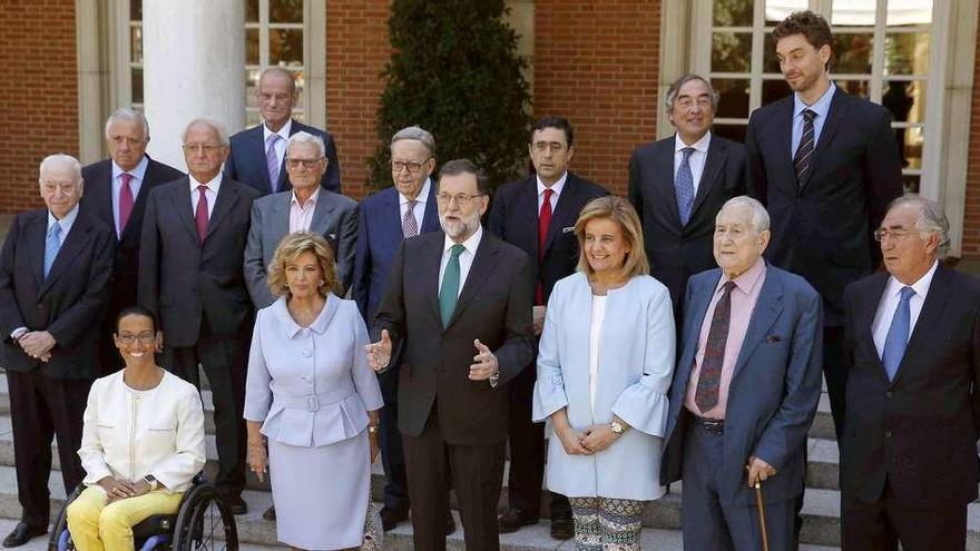 De izda. a dcha., Tico Medina, Miguel Cuenca, Teresa Perales, Javier Moscoso, Magín Froiz, Joaquín Navarro, M. Teresa Campos, Alberto Cándido López, Rajoy, Ranieri de Marchís, Báñez, Juan Rosell, Pedro Iturralde, Paul Gasol y Amado Franco, ayer, en Madrid. // Efe / Paco Campos