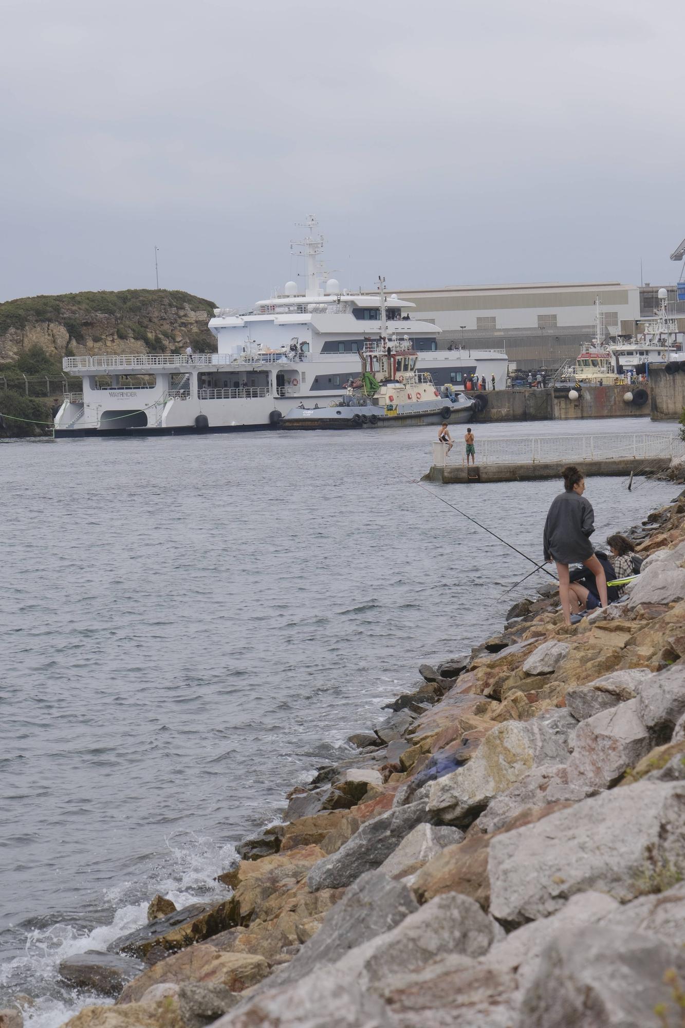 El yate auxiliar de Bill Gates ya está a flote en Gijón: así fueron las pruebas (en imágenes)