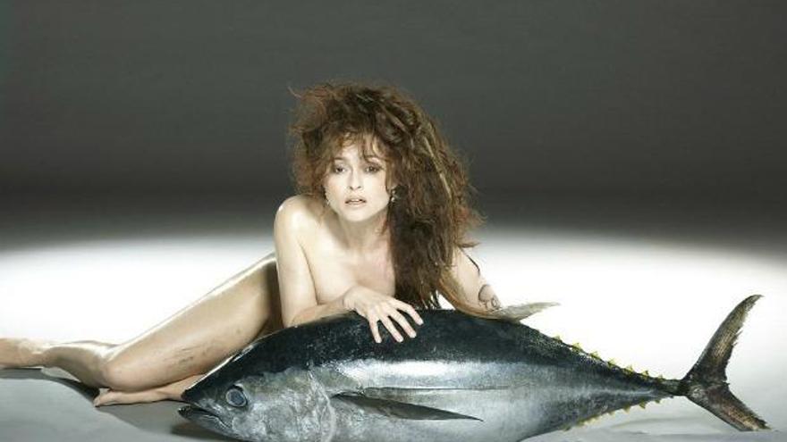 L&#039;actriu Helena Bonham Carter, abraçada a una tonyina