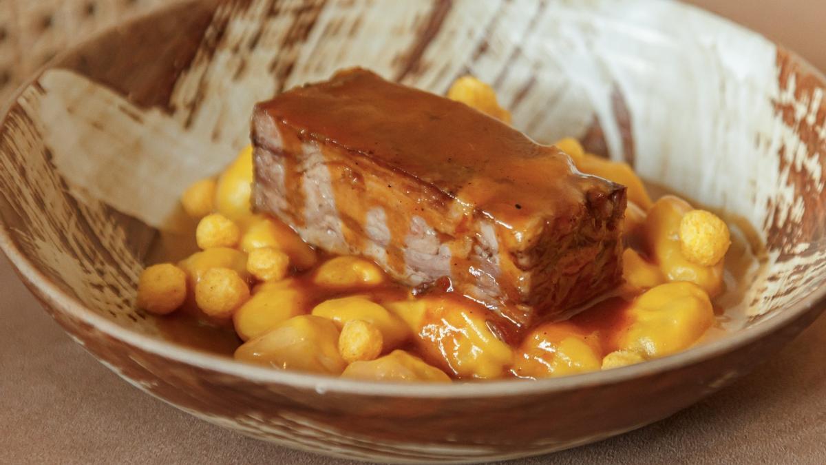 Terrina de cordero confitada y ñoquis con crema de calabaza y gorgonzola