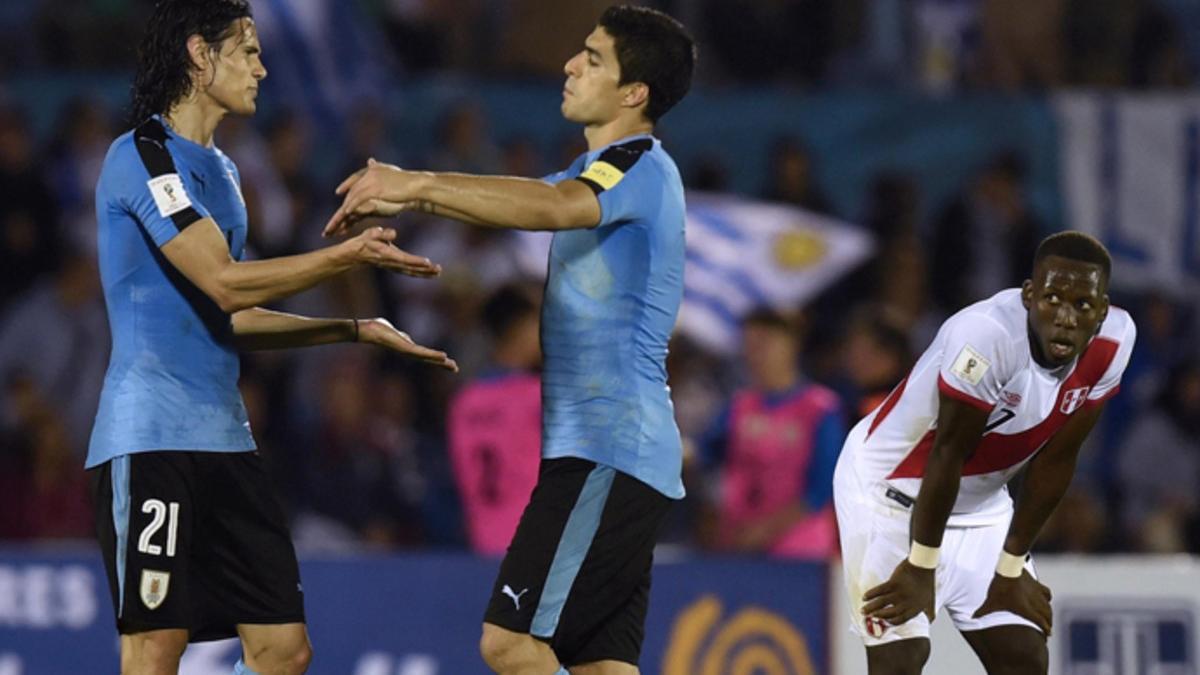 Cavani y Suárez celebran el gol de Uruguay frente a Perú