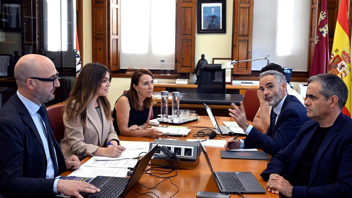 Reunión mantenida entre miembros del equipo de Gobierno local y el rectorado de la Universidad de Murcia.