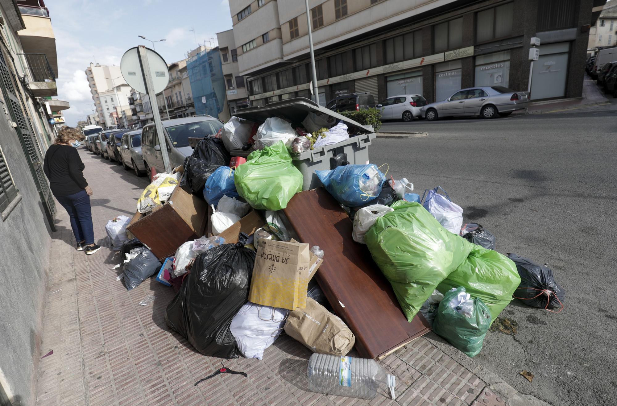 La basura se acumula en el tercer día de huelga del sector en Mallorca