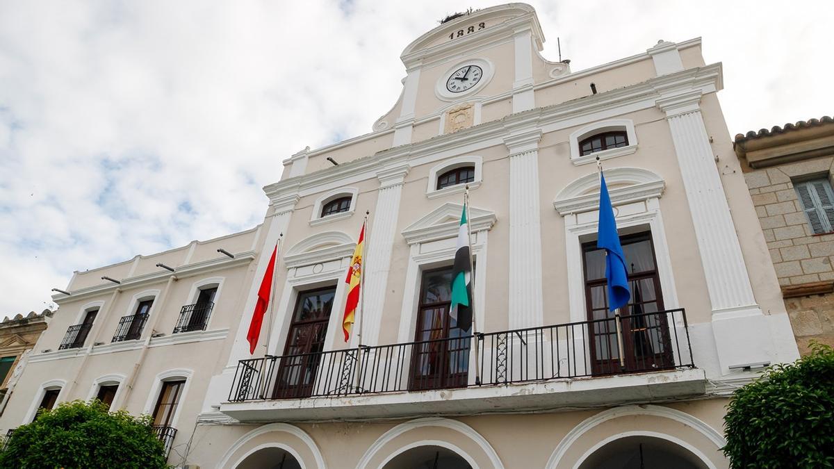 Fachada del Ayuntamiento de Mérida, en la plaza de España.