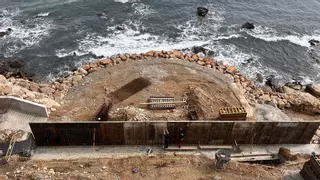 Adeu a l'antiga piscina del Voramar: el nou mirador davant de mar de l'Escala pren forma