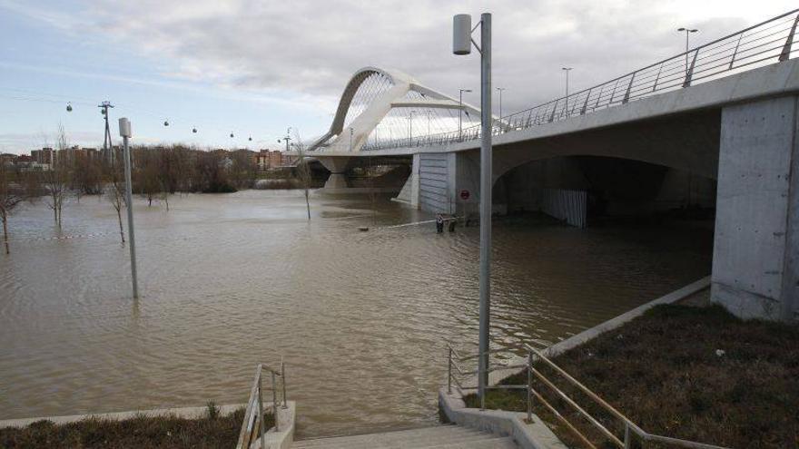 La avenida del Ebro es ya la más duradera de su historia reciente