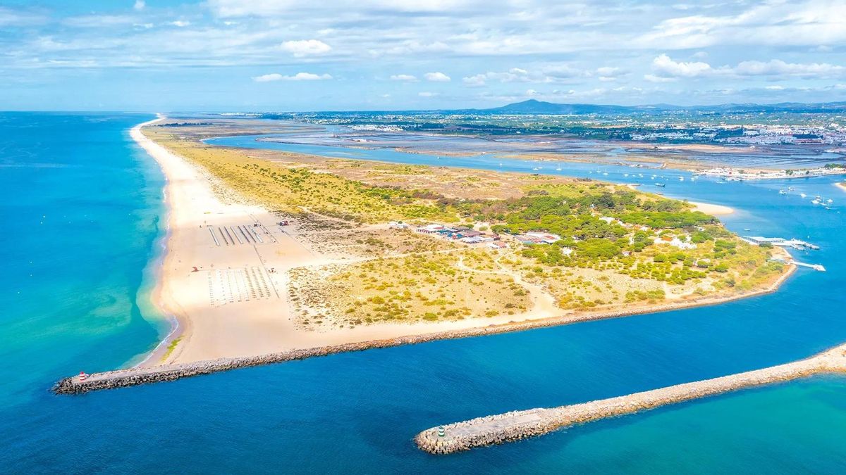 Vista aérea de uno de los extremos de la isla de Tavira / VisitPortugal