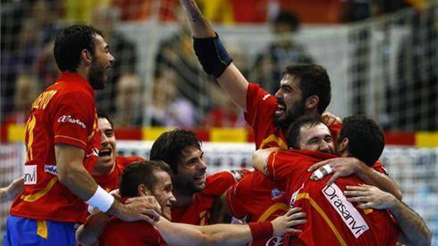 España sufre pero se mete en semifinales