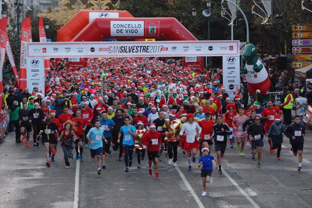 Más de 4.000 corredores tomaron la salida de la carrera más irreverente del año en la Praza de Compostela.
