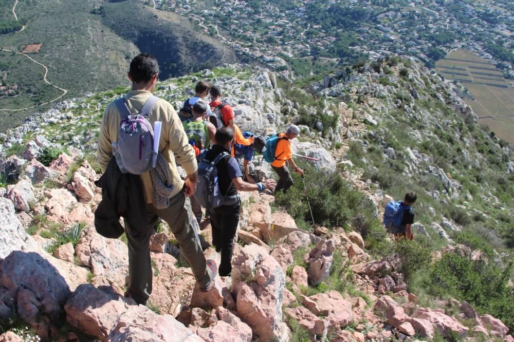 Una montañera ciega sube por primera vez al Montgó