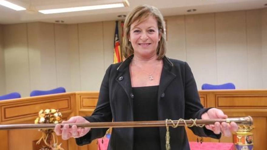 La alcaldesa de Albatera, Ana Iluminada Serna, muestra la vara de mando desde el salón de plenos del Ayuntamiento.