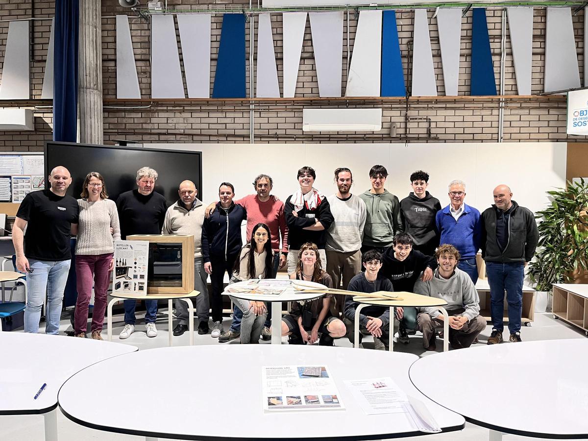 Els empresaris de la fusta reconeixen el talent jove dels estudiants de Fusteria de Banyoles.