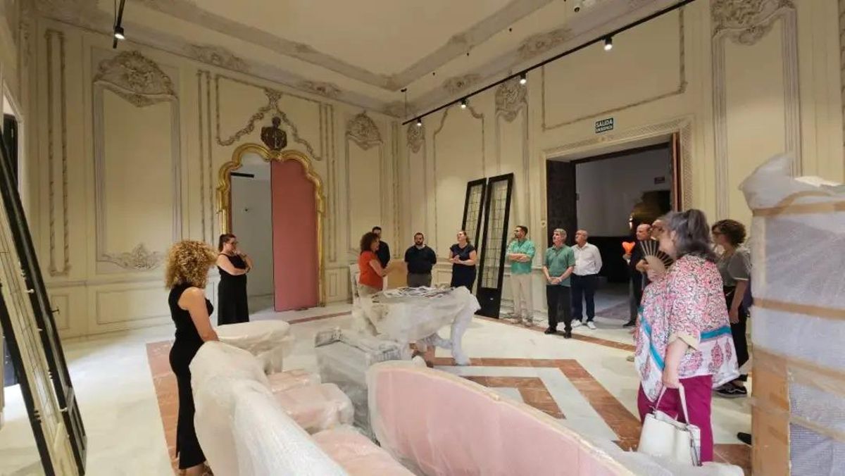 Miembros de la Corporación municipal en el salón rosa
