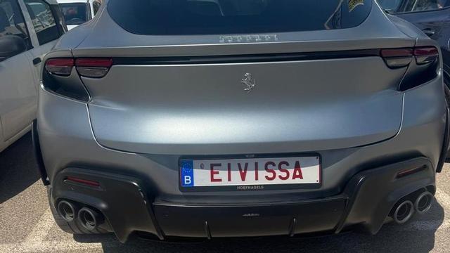 Un Ferrari con Ibiza por bandera | PACO COSTA
