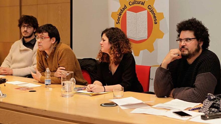 Por la izquierda, Rodrigo Amírola, Borja Menéndez (moderador del debate), Sofía Castañón y Brais Fernández, anoche, en el acto organizado por la Sociedad Cultural Gijonesa en la sede de la EMA.