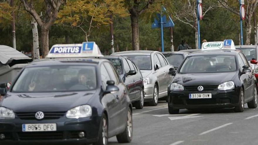 Varios vehículos de autoescuela circulando por una calle de Alicante, en una imagen de archivo