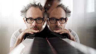 James Rhodes regala un violín a Rocío Medina, la artista a la que le robaron su instrumento