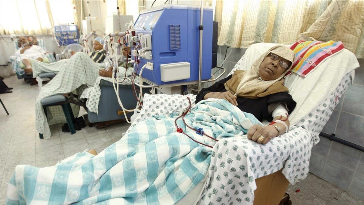 Paciente de dialisis en el hospital Khan Younis.