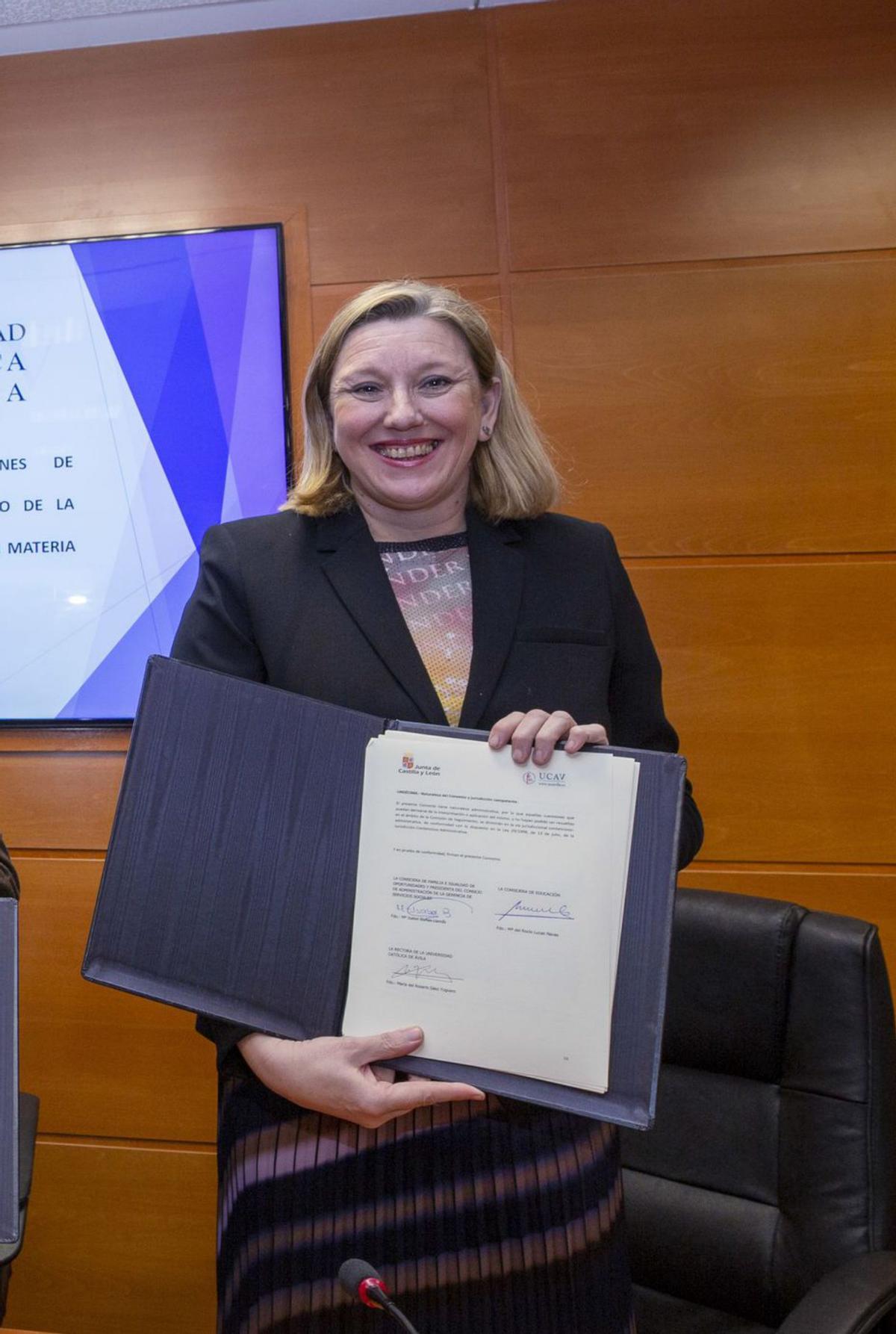 La consejera de Igualdad, Isabel Blanco, tras la firma del Conveniio de Igualda con la Universidad Católica de Ávila ayer. | R. Muñoz - Ical