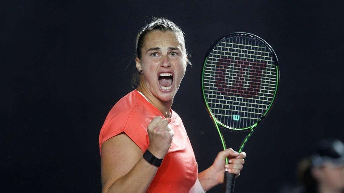 La bielorrusa Sabalenka vence a Swiatek y revive en la WTA Finals