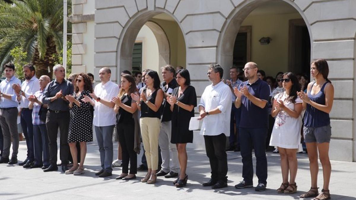 Minuto de silencio en memoria de la familia muerta en Castelldefels, este jueves delante del ayuntamiento.