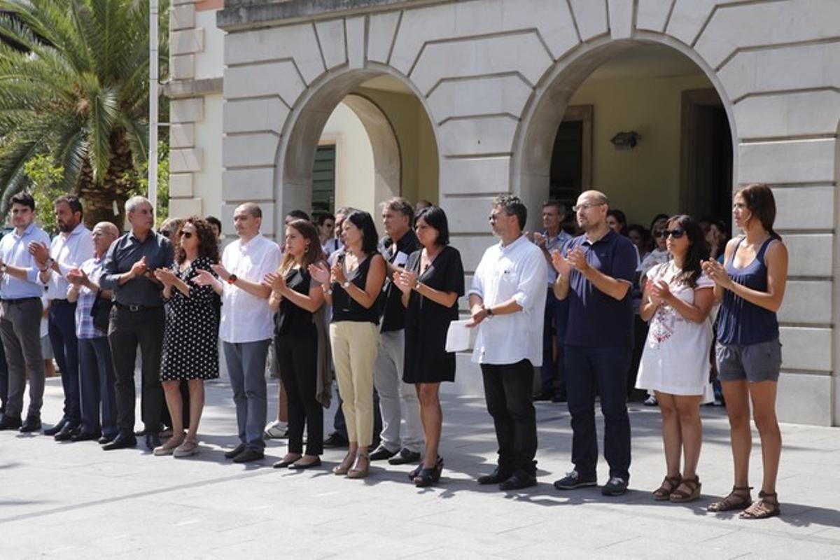 Minut de silenci en memòria de la família morta a Castelldefels, aquest dijous davant l’ajuntament. Minut de silenci en memòria de la família morta a Castelldefels, aquest dijous davant l’ajuntament.