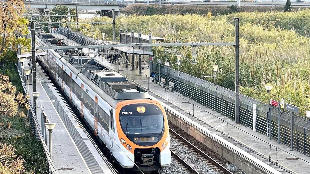 Un tren de Rodalies. / JORDI PUJOLAR