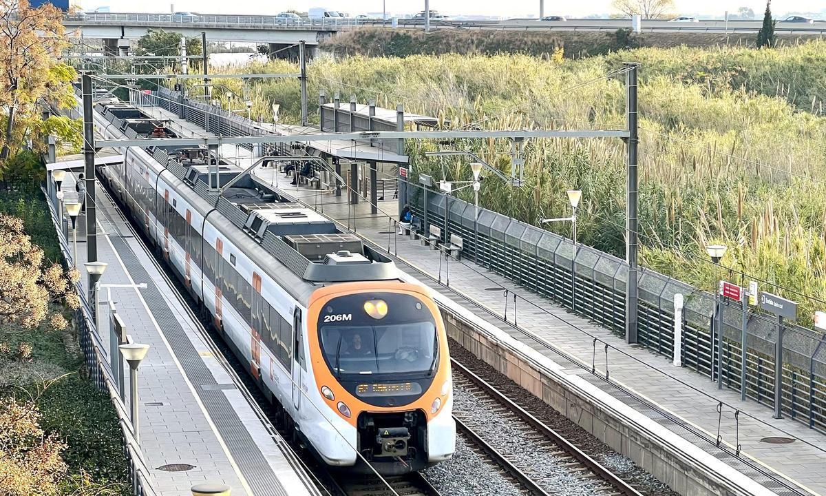 Un tren de Rodalies. / JORDI PUJOLAR