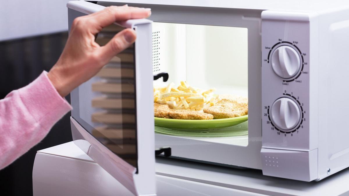 El microondas se ha convertido en un aparato indispensable para calentar la comida.
