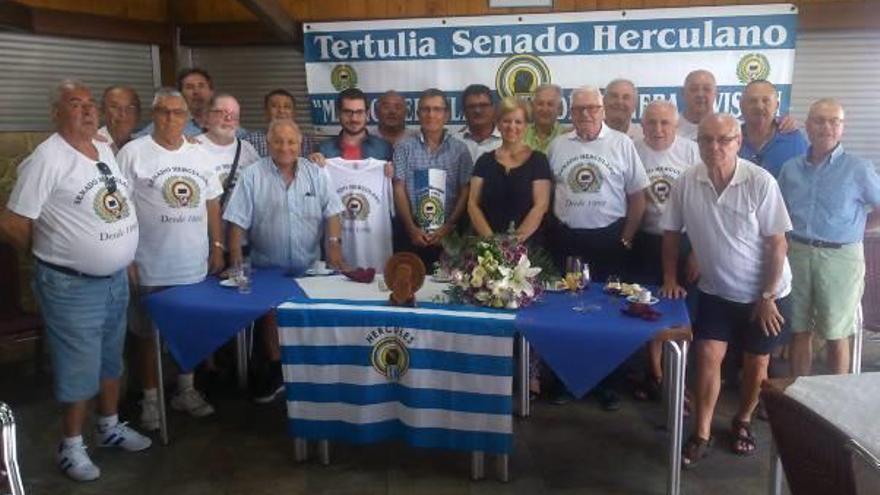 Homenaje de la Peña «El Senado» a Manolo González