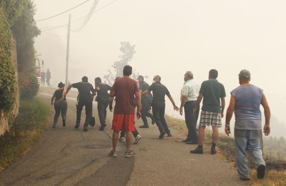 El incendio originado en Soutomaior se propagó hasta Redondela y obligó a desalojar varias viviendas