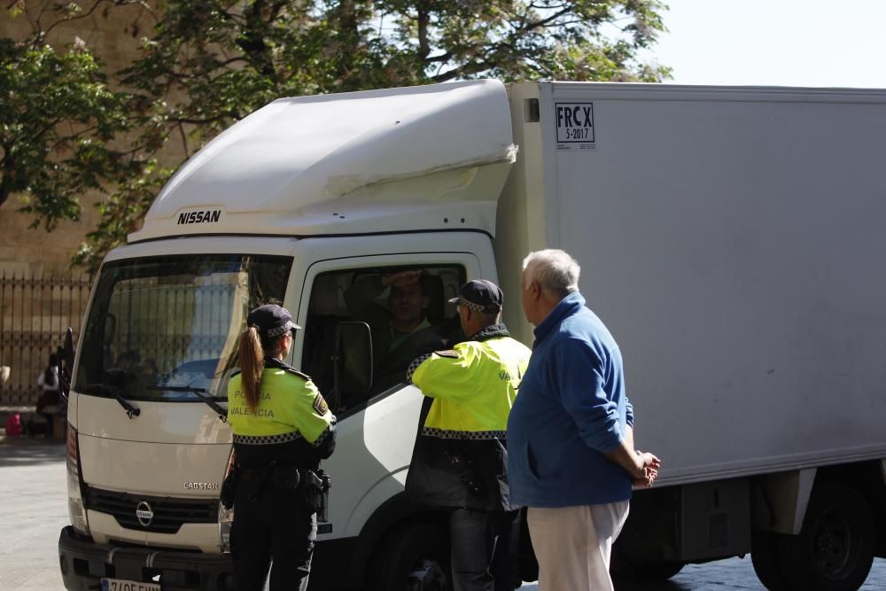 Bicis y peatones toman la calle Serranos.