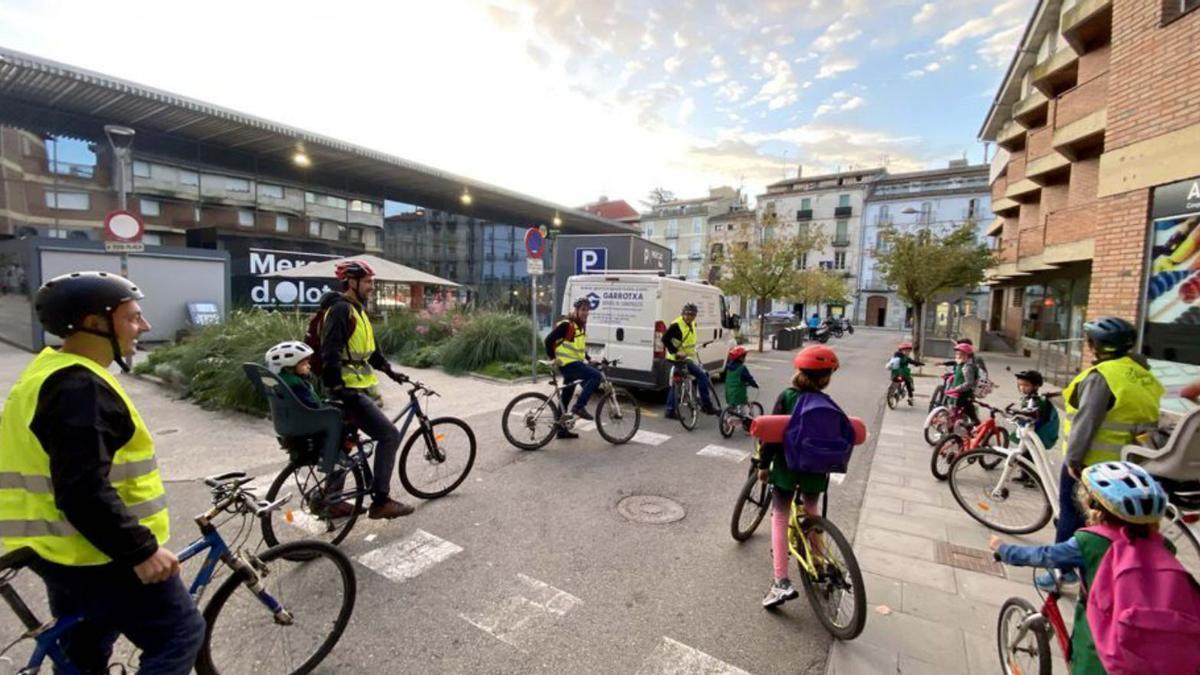 Imatge d’alumnes anant a l’escola en bicicleta. | AJUNTAMENT D’OLOT