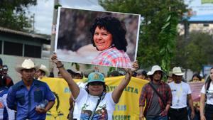 Activistas recuerdan a Berta Cáceres al año de su asesinato en Tegucigalpa.