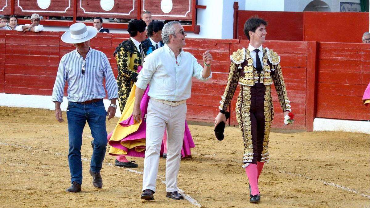 Esaú Fernández da la vuelta al ruedo junto al ganadero Joaquín Lora