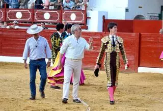 Roban las espadas al torero Esaú Fernández tras indultar un toro en Constantina