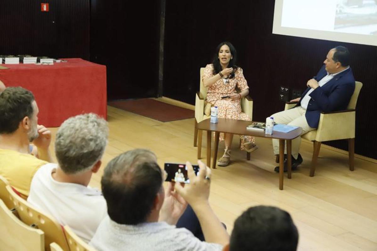 Andreina Contreras, fotógrafa venezolana afincada en Montilla, durante la presentación del libro.
